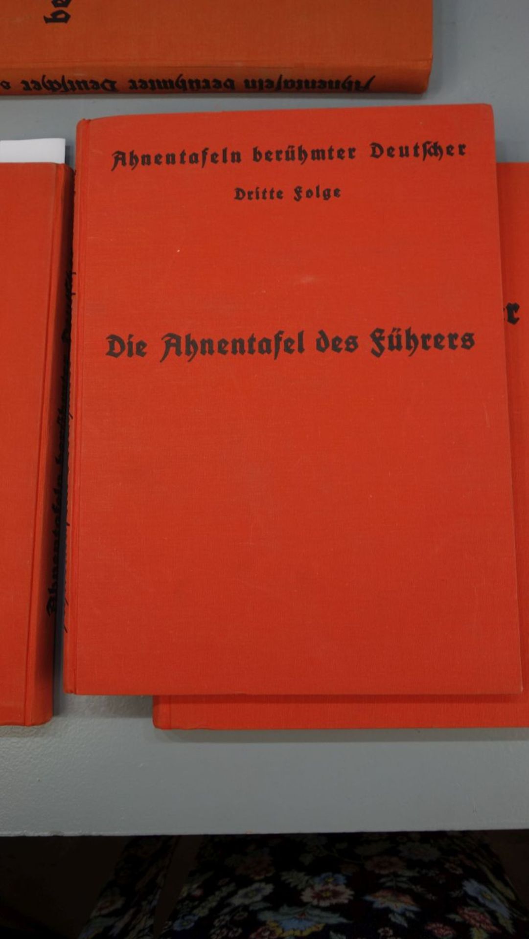 4 BÜCHER "DRITTES REICH": "AHNENTAFELN BERÜHMTER DEUTSCHER", DARUNTER "AHNENTAFEL DES FÜHRERS" - Bild 5 aus 7