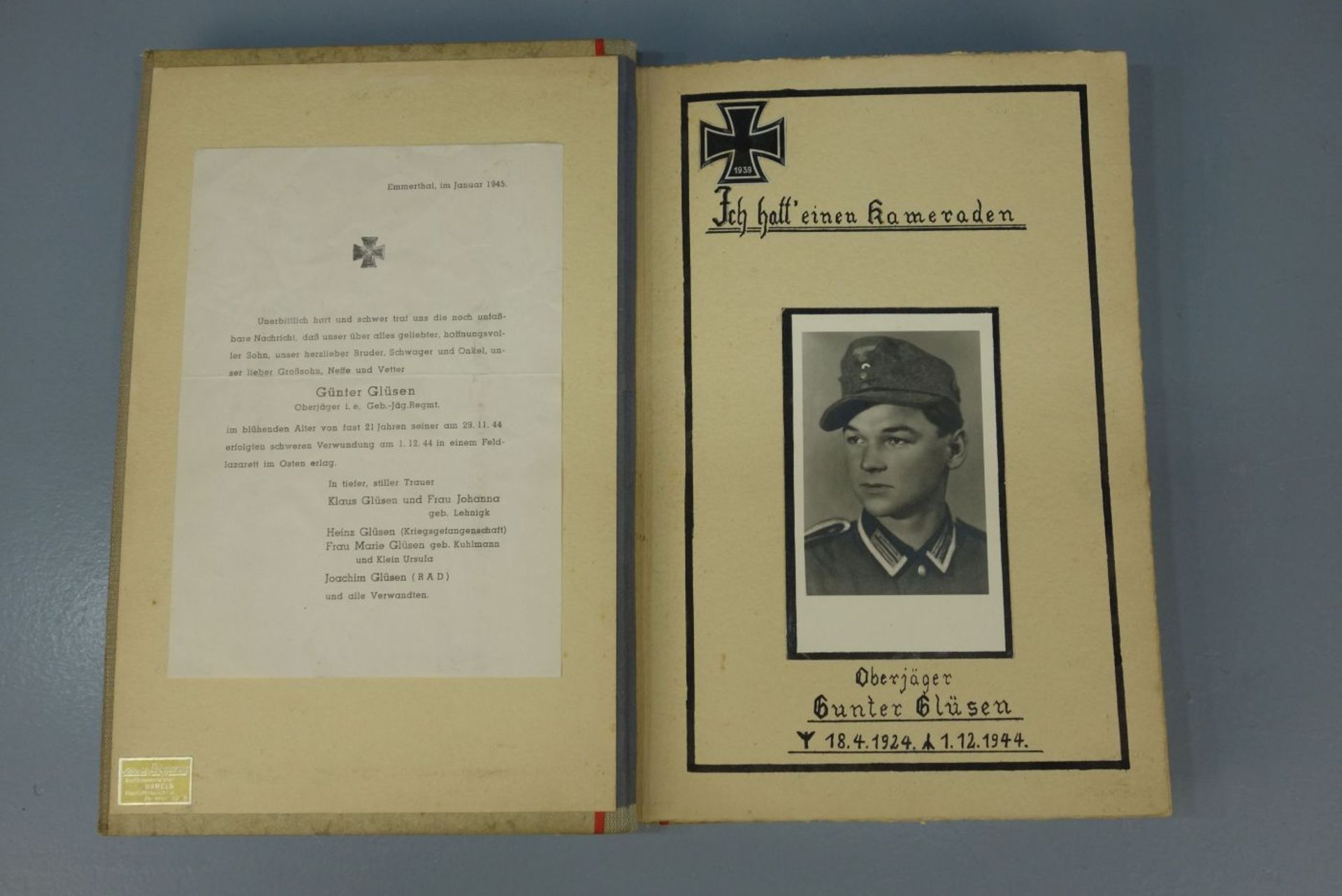 KONVOLUT ZUM THEMA "FALLSCHIRMJÄGER": 2 REGIMENTSABZEICHEN, 4 BÜCHER UND FOTOALBUM - Bild 8 aus 12