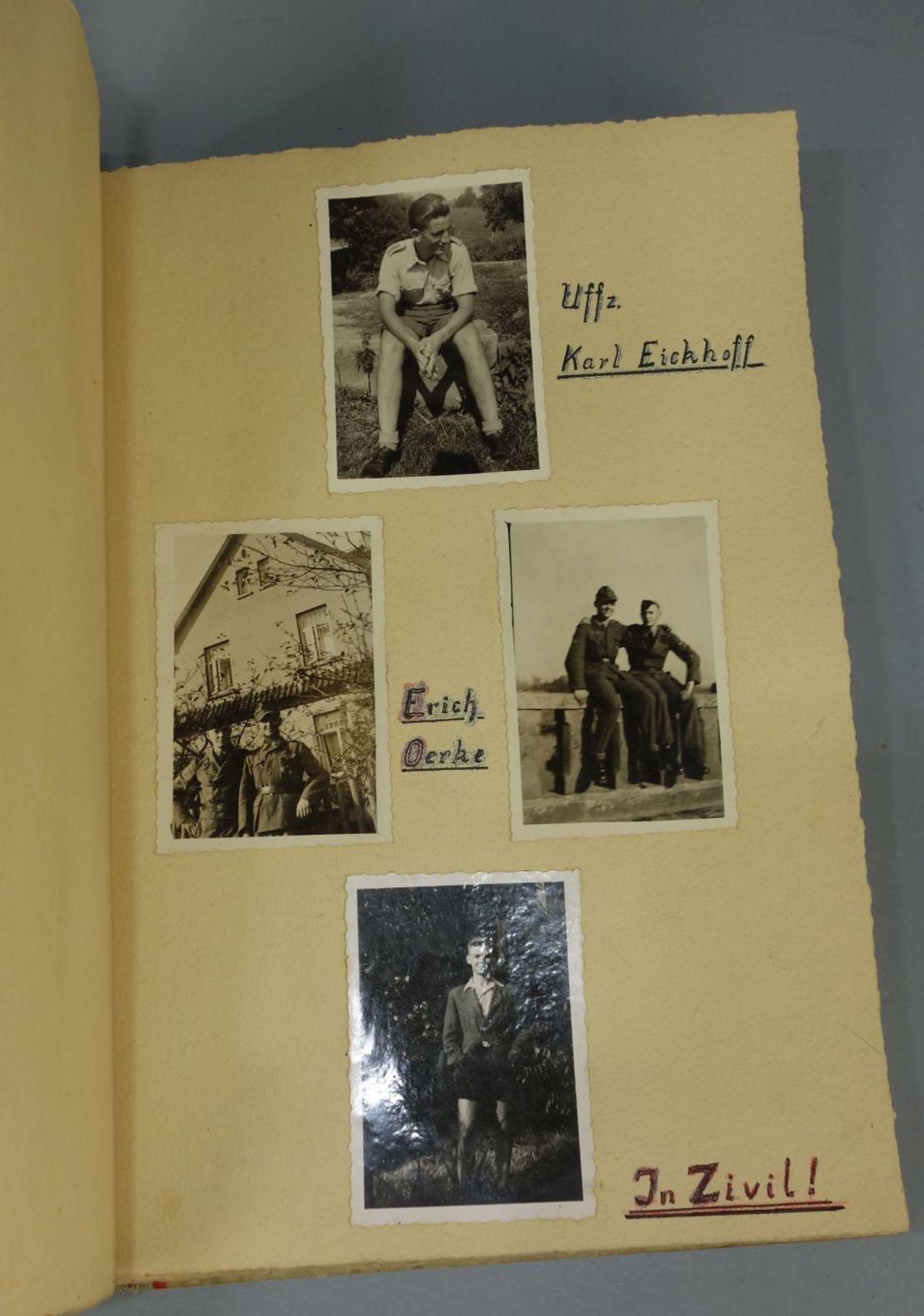 KONVOLUT ZUM THEMA "FALLSCHIRMJÄGER": 2 REGIMENTSABZEICHEN, 4 BÜCHER UND FOTOALBUM - Bild 10 aus 12