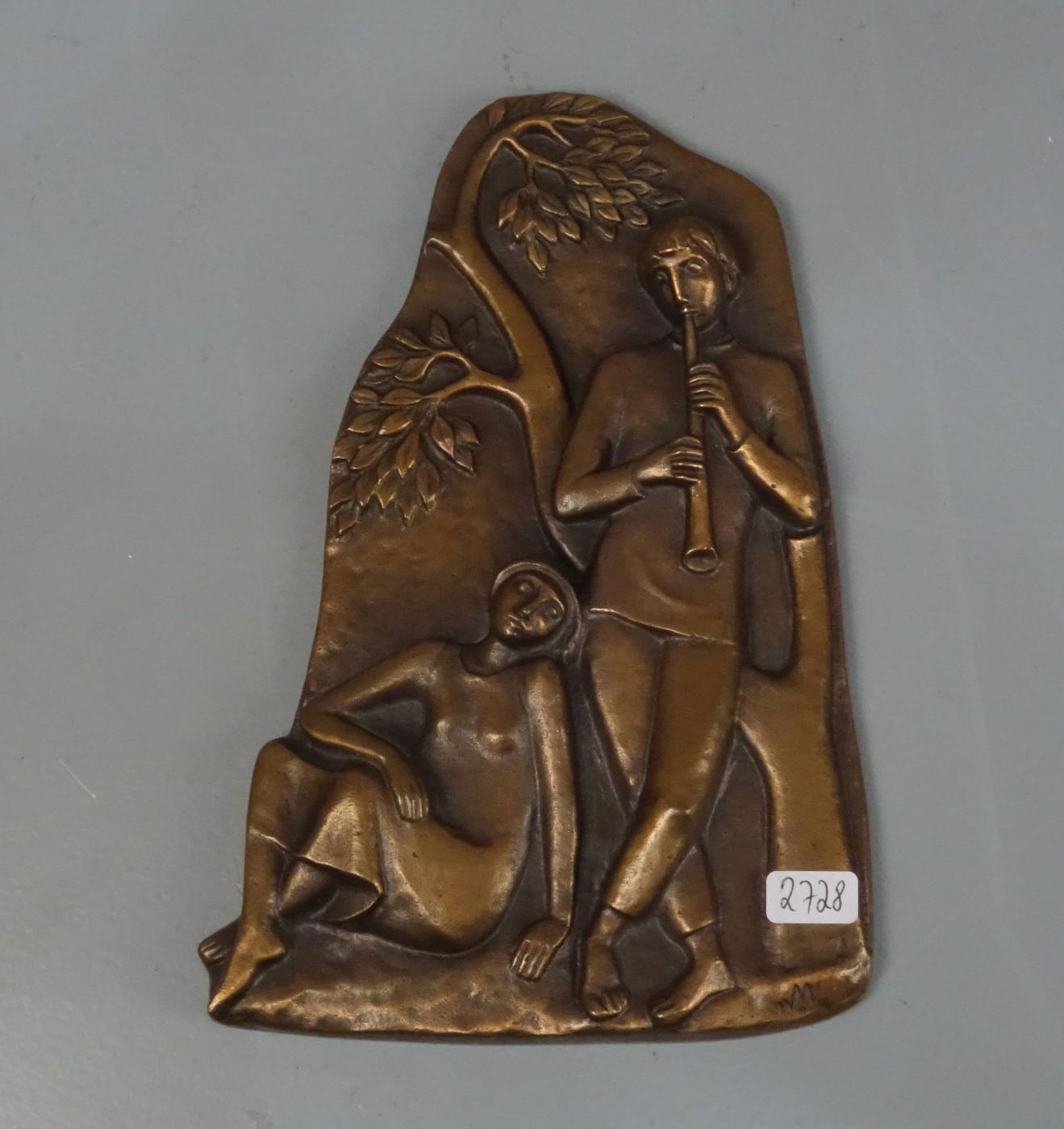 KÜNSTLER DES 20. / 21. JH. - RELIEF: "FLÖTENSPIELER UND SITZENDES MÄDCHEN"