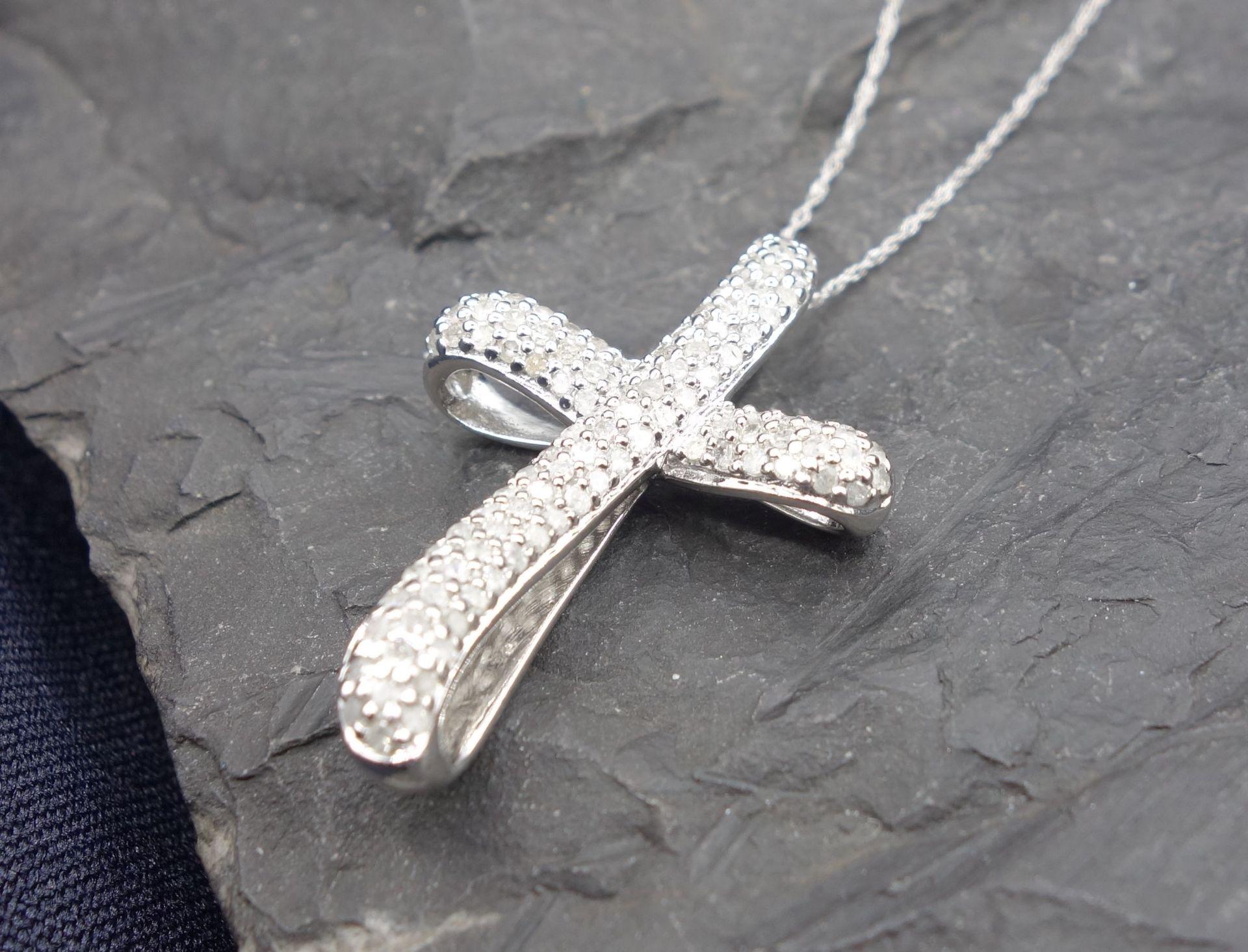 CHAIN WITH CROSS PENDANT