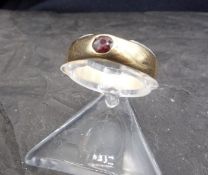 RING MIT ROTEM STEIN - 585er Gold