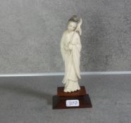 ELFENBEINFIGUR: GUANYIN MIT LOTUSBLÜTE