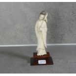 ELFENBEINFIGUR: GUANYIN MIT LOTUSBLÜTE