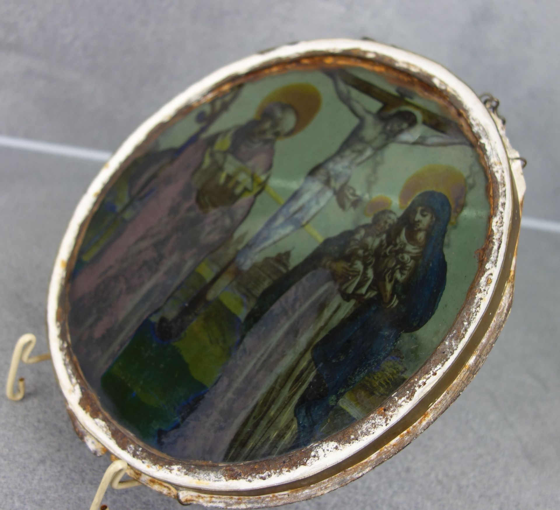 RELIGIOUS CABINET PANE / STAINED GLASS ON ROUND PANE - Image 4 of 7