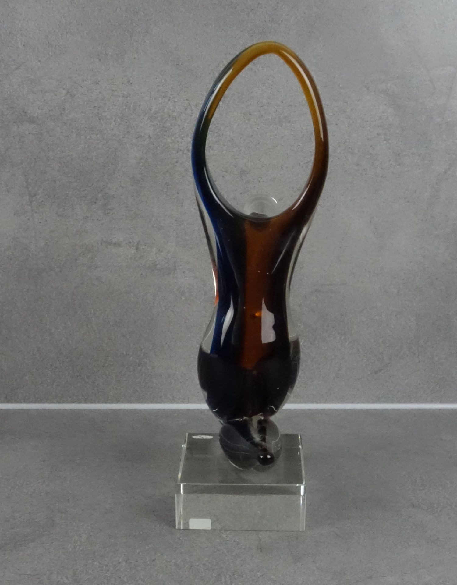GLASS SCULPTURE "SQUATTING" - Image 3 of 4