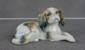 PORZELLANFIGUR "LIEGENDER HUND / CHIN"