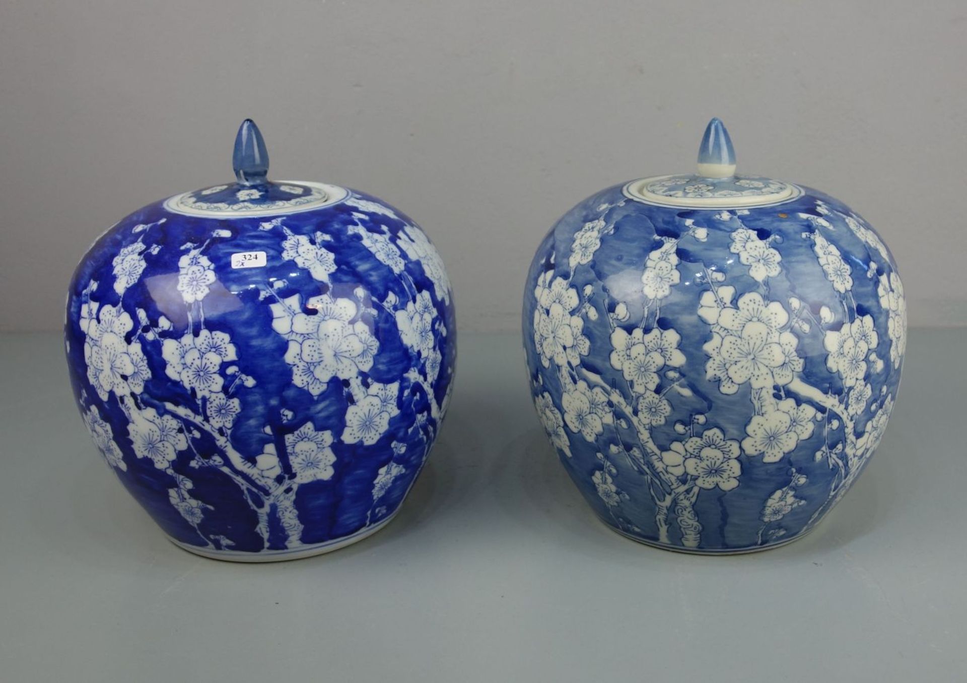 PAIR OF LID VASES / INGWER POTS