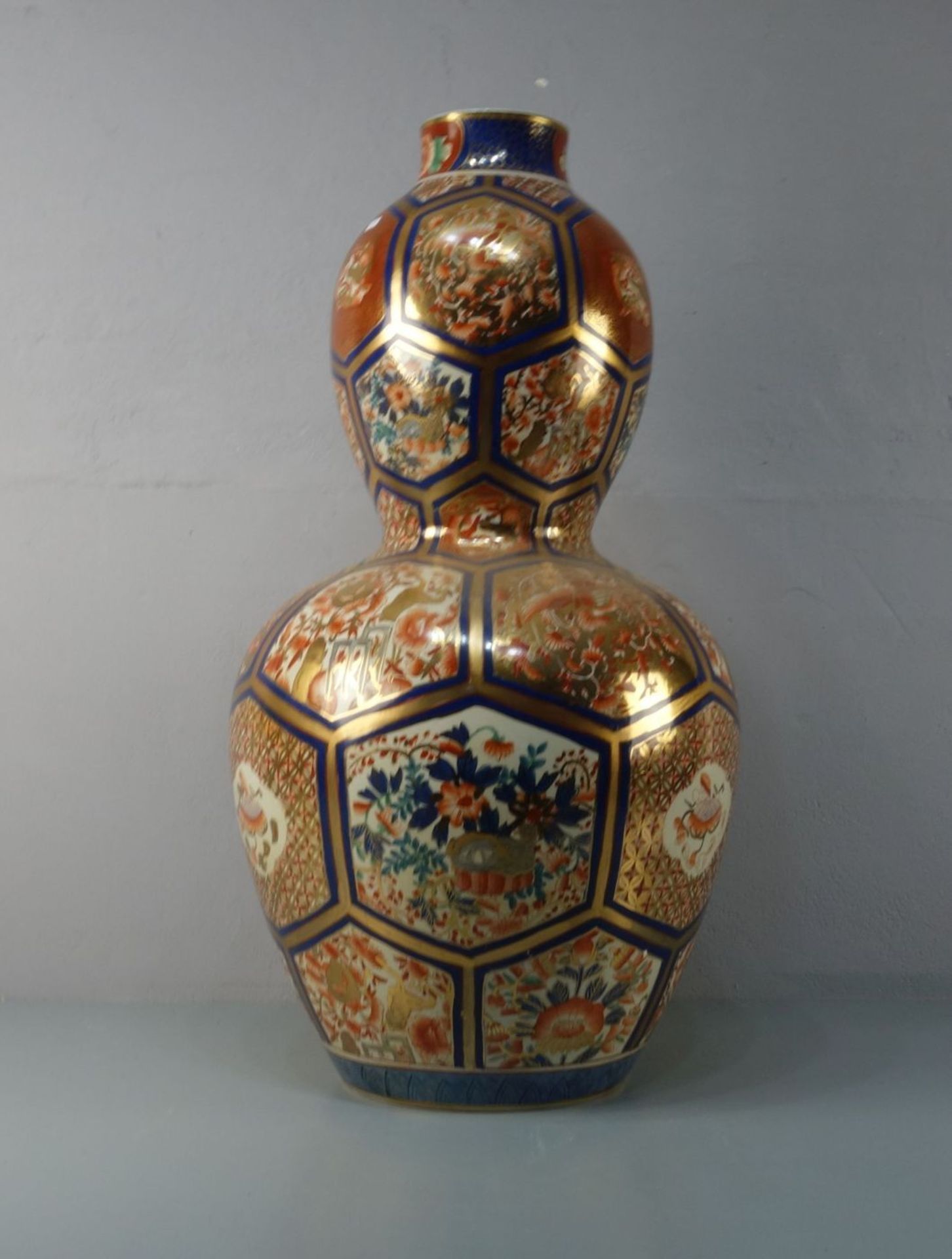 LARGE IMARI VASE - Image 2 of 5