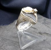 RING MIT PERLE UND SCHIEFERFRAGMENT