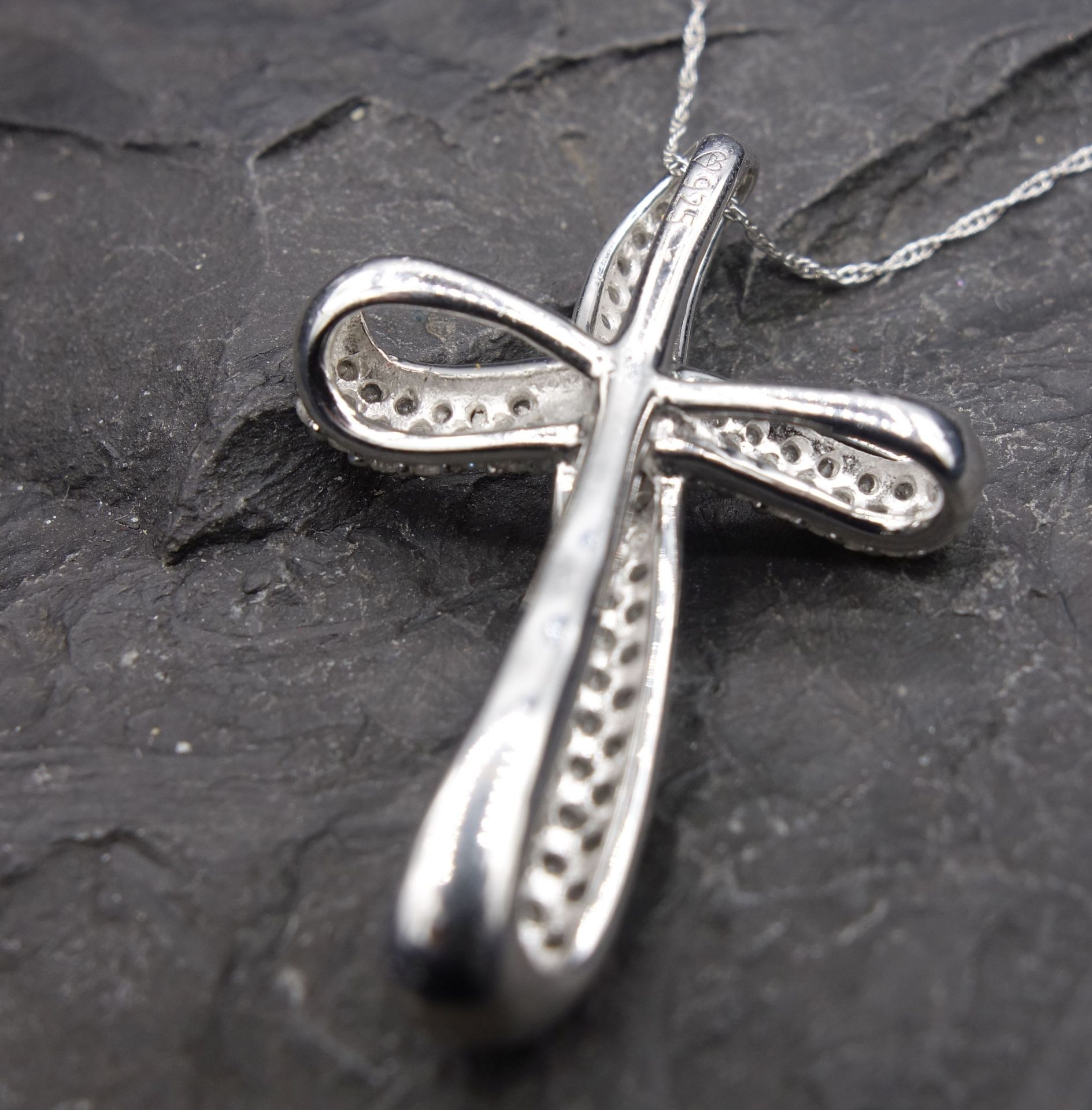 CHAIN WITH CROSS PENDANT - Image 2 of 4