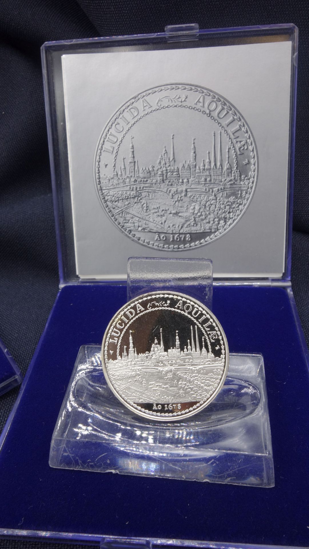 COIN REPLICAS: THREE VIEW COINS - Image 4 of 9