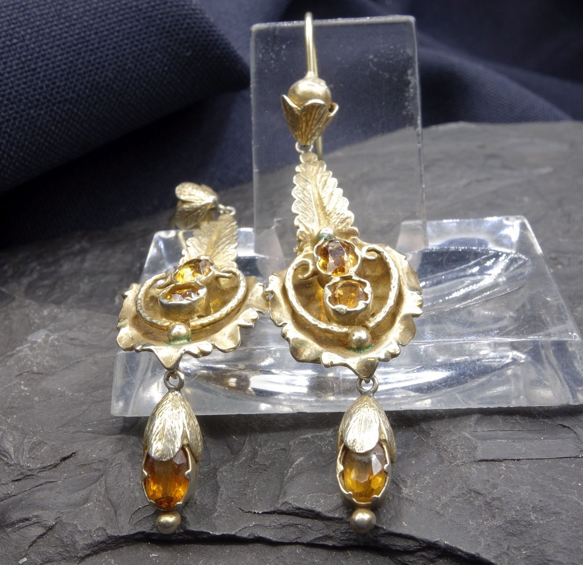 Earrings in leaf shape