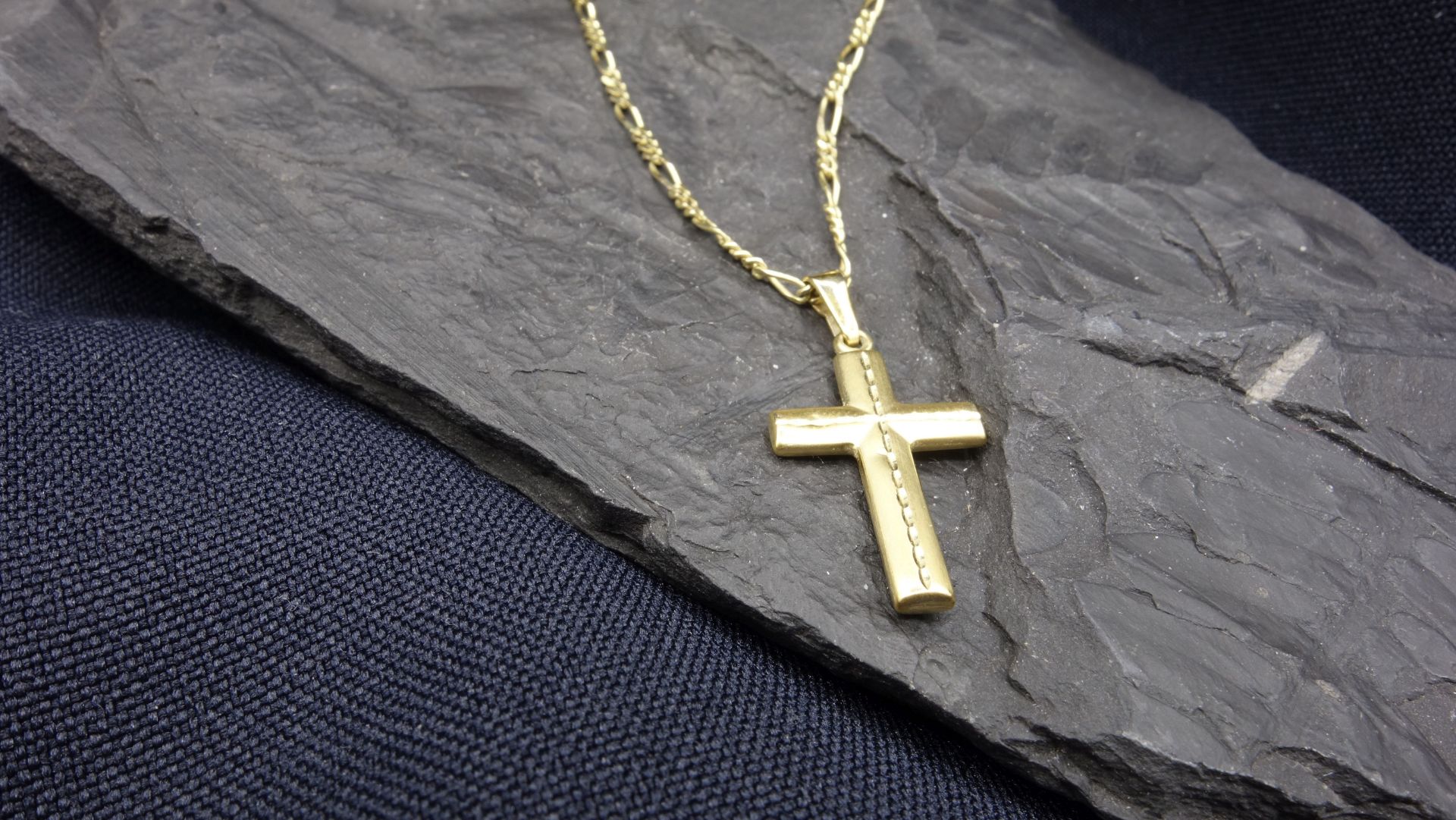 CHAIN with cross pendant