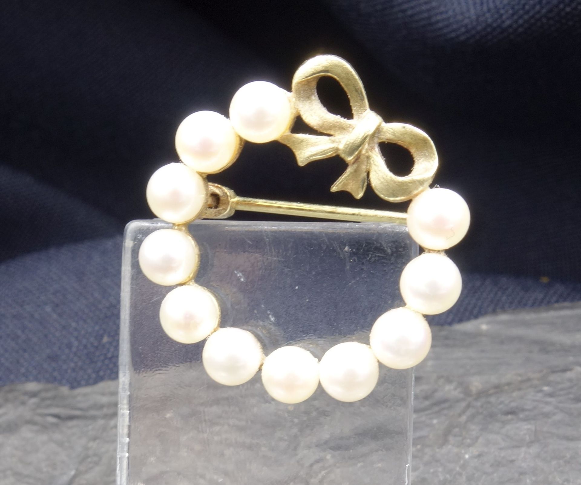 PEARL BROOCH - 8 ct. yellow gold