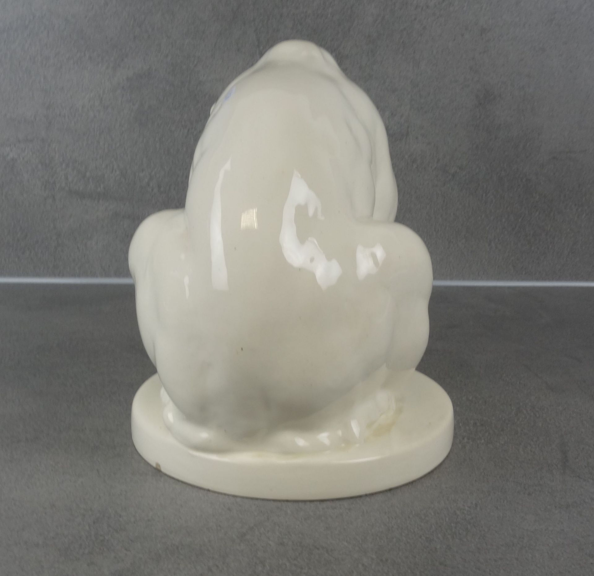 CERAMIC FIGURE: SEATED BEAR - Image 4 of 5