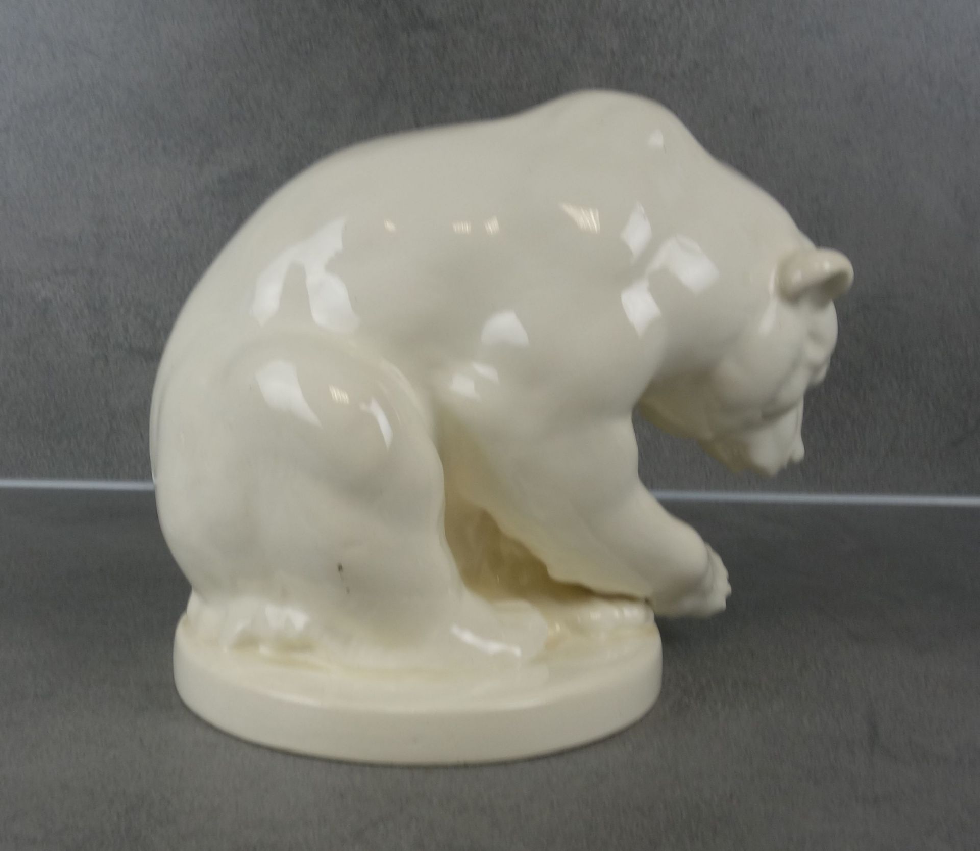 CERAMIC FIGURE: SEATED BEAR - Image 3 of 5