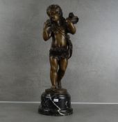 SKULPTUR: "BLUMENKIND - PUTTO MIT BLUMEN"