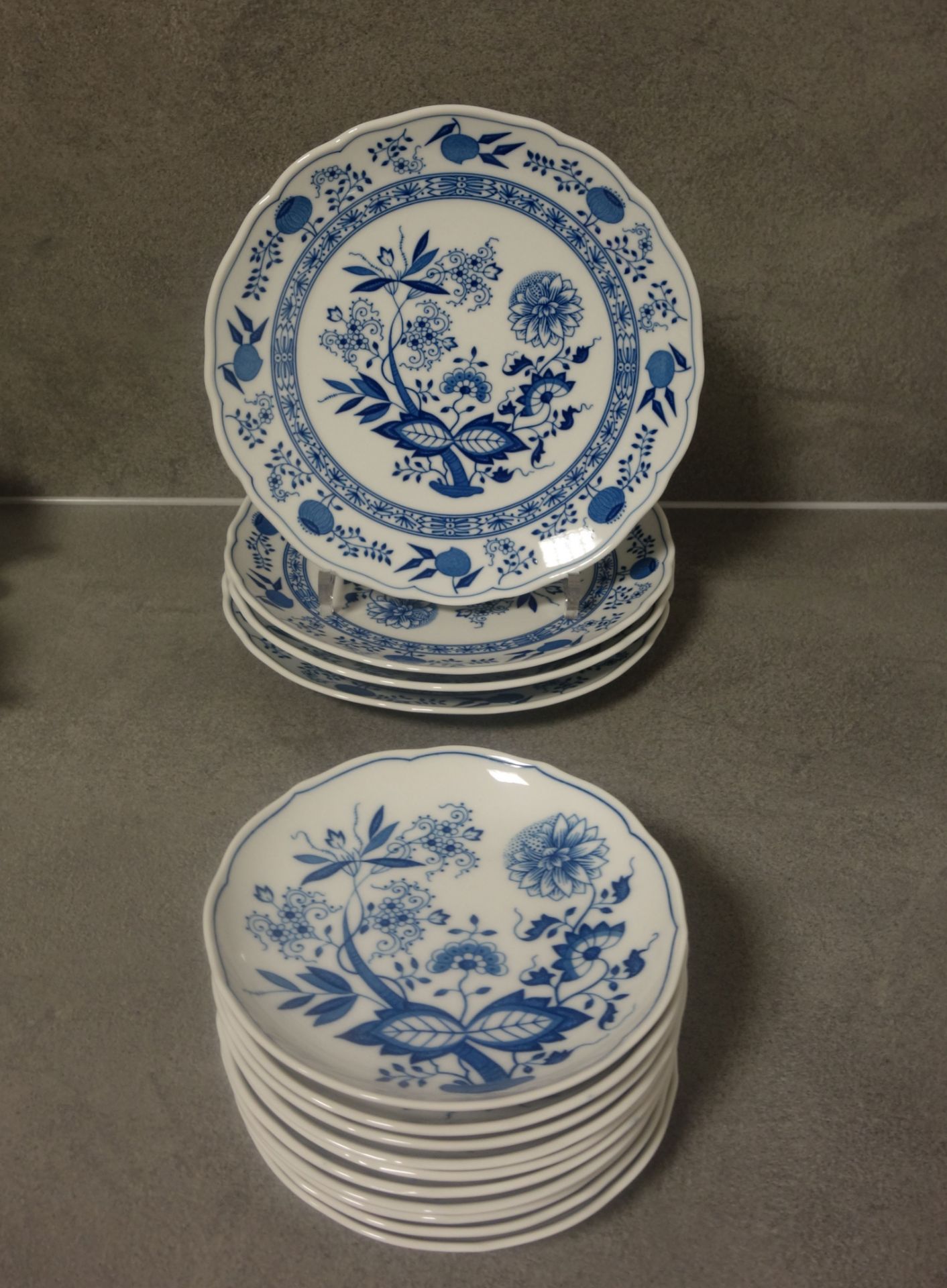 DINNER SERVICE "ONION PATTERN" - Image 4 of 5