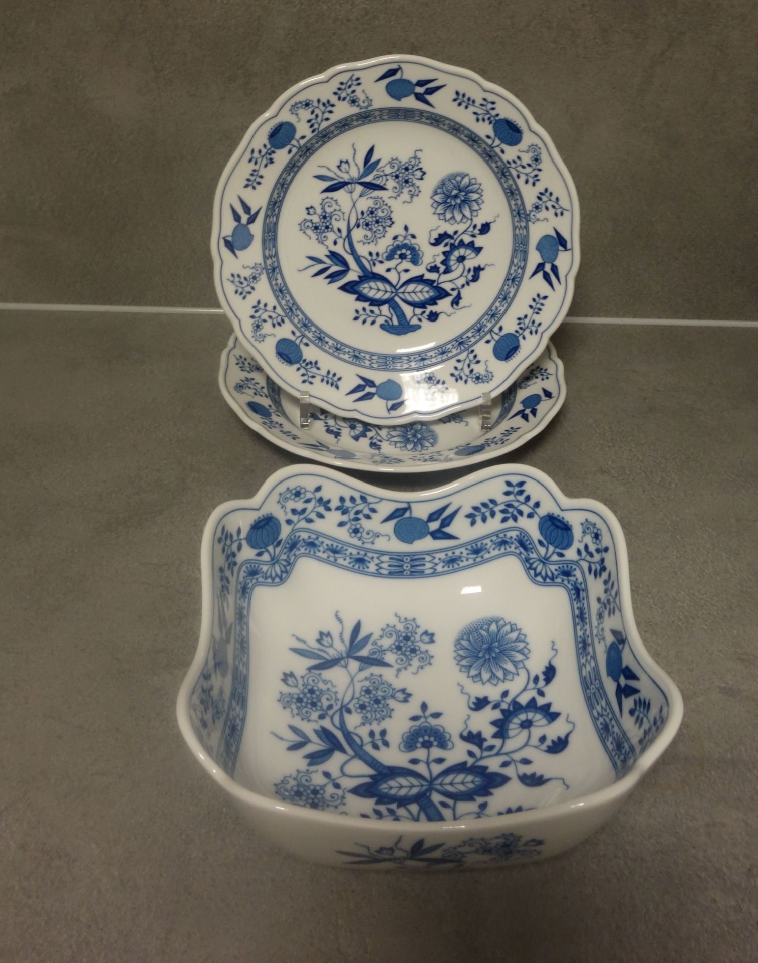 DINNER SERVICE "ONION PATTERN" - Image 2 of 5