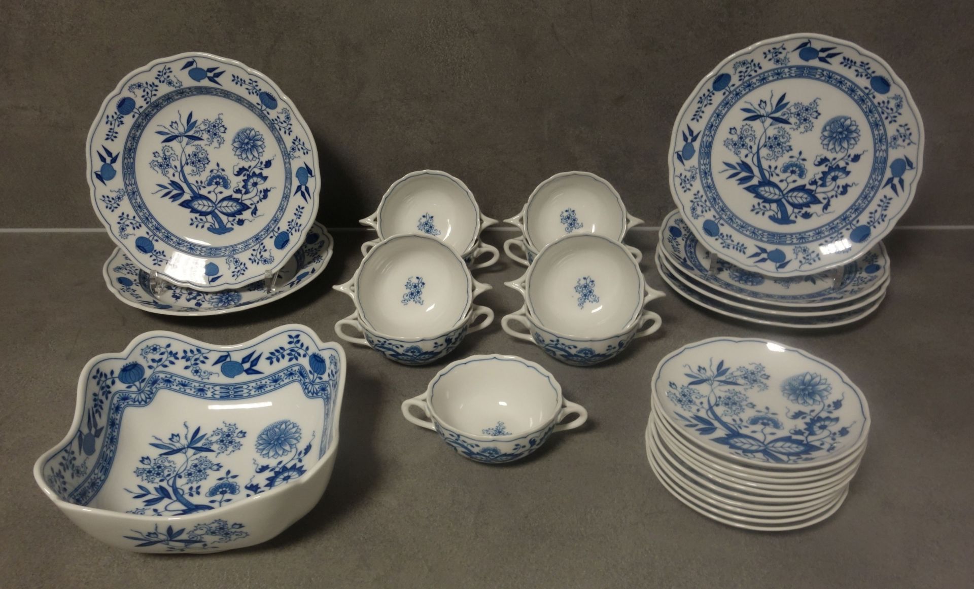 DINNER SERVICE "ONION PATTERN"