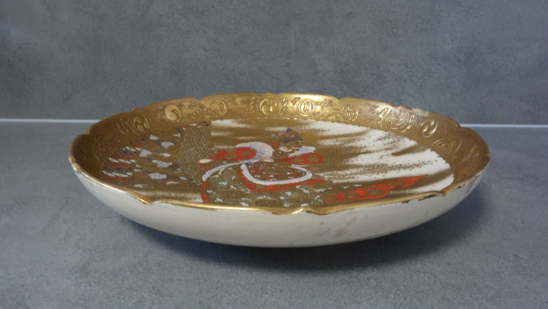 LARGE SATSUMA PLATE / DISH WITH KABUKI MOTIVE - Image 2 of 10