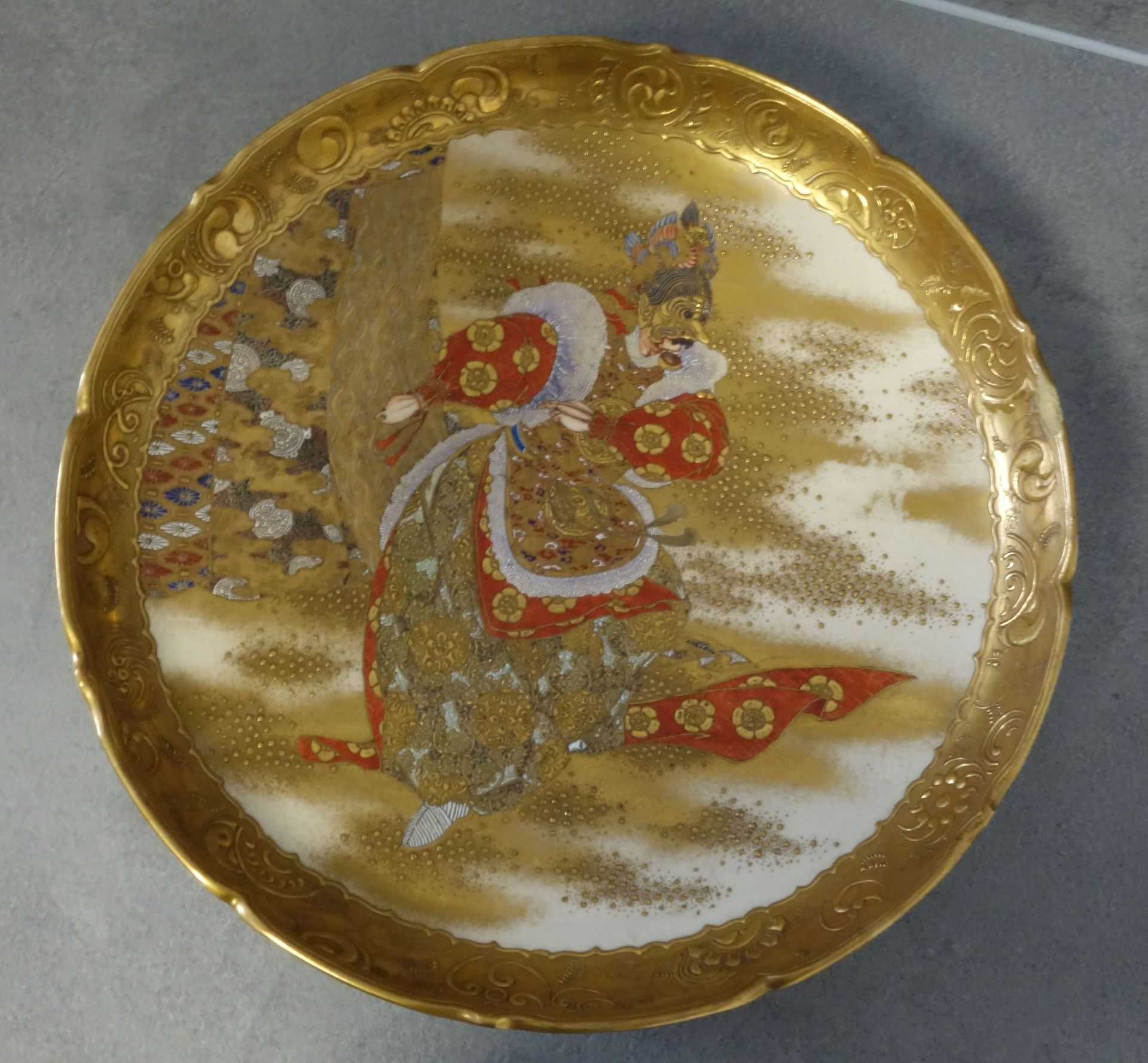 LARGE SATSUMA PLATE / DISH WITH KABUKI MOTIVE - Image 3 of 10