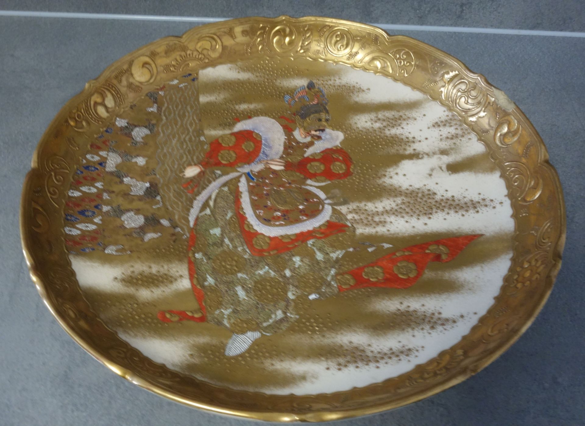 LARGE SATSUMA PLATE / DISH WITH KABUKI MOTIVE - Image 4 of 10