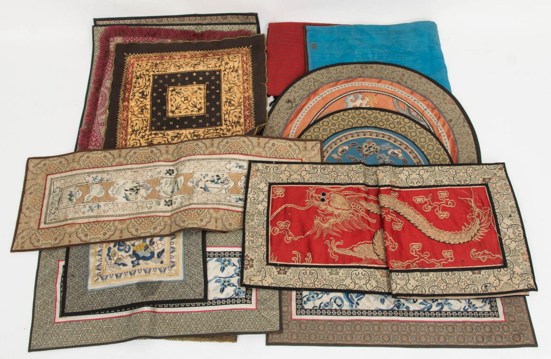 23 asiatische Deckchen figürlich, florale und paradisische Muster.10 Quadratische, 3