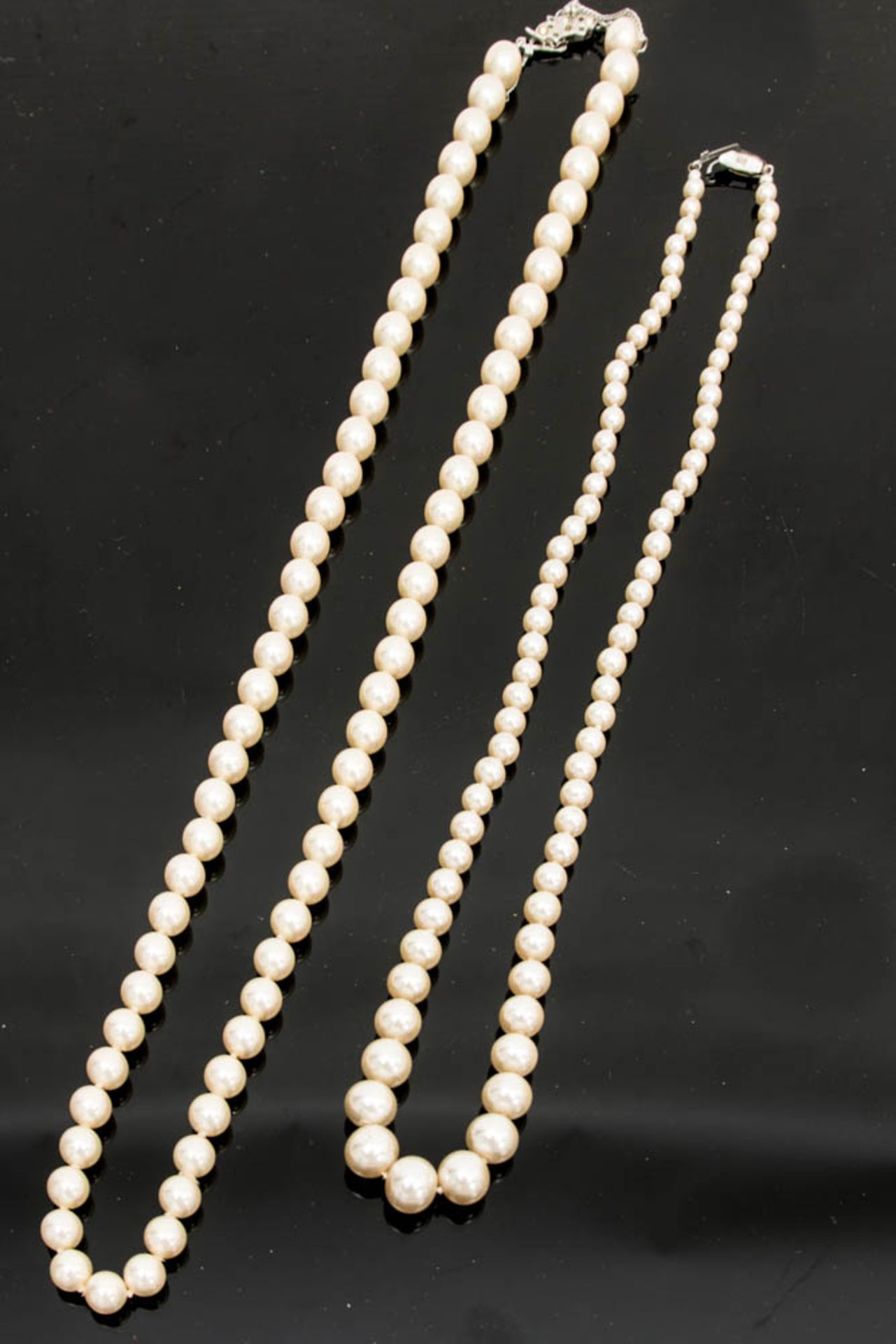 Zwei Perlenketten, Silberverschluss.Zwei Perlenketten.Durchmesser 17,5 cm, mit Sil - Image 2 of 4