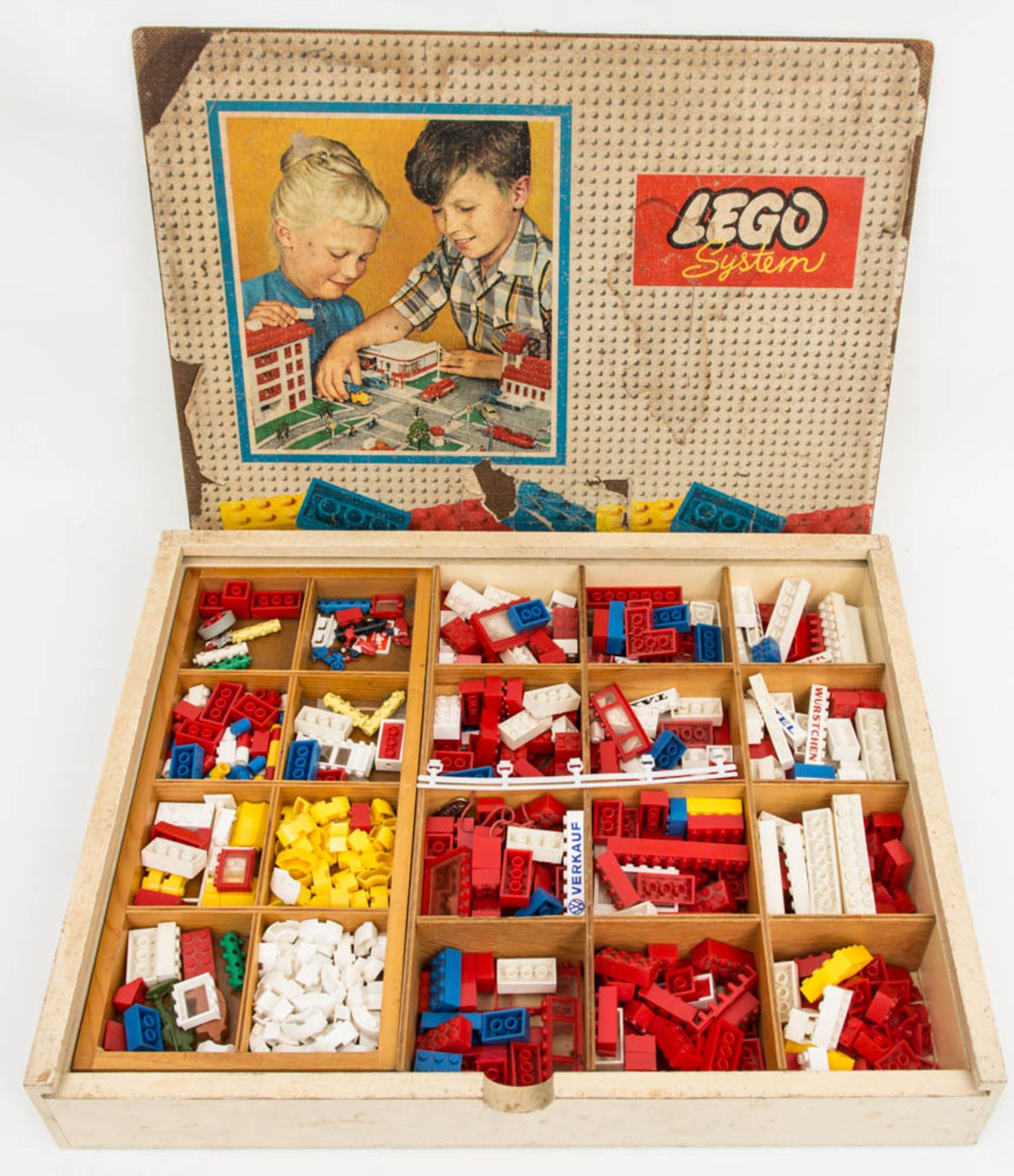 Lego System Kiste aus Holz, mit Legobausteinen, Mitte 20. Jh.Holzkiste mit Sortierfäch