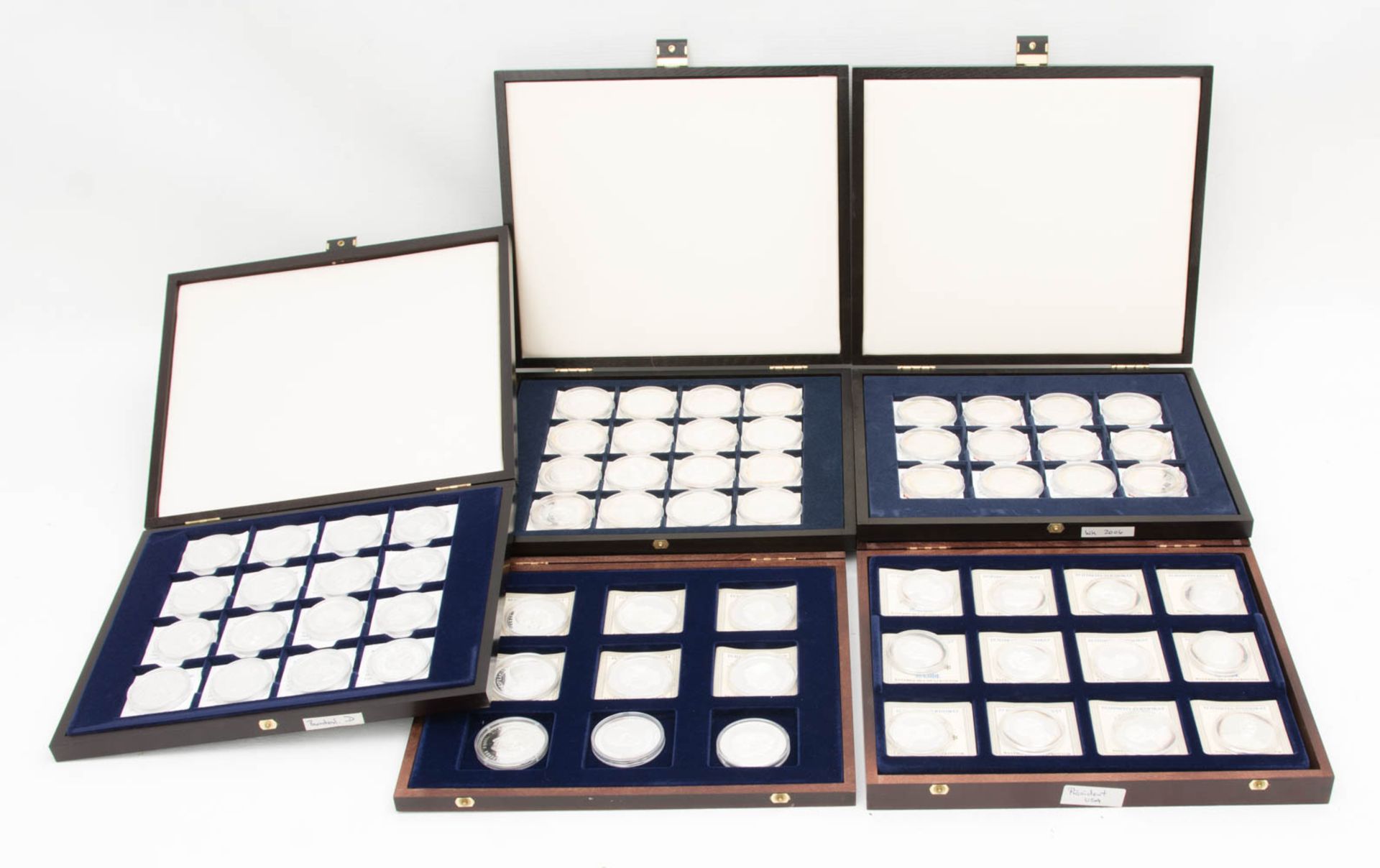 Sammlung Medaillen 65 Stück. über 1 kg Feinsilber.65 Medaillen in 5 Holzetuis (Bunde