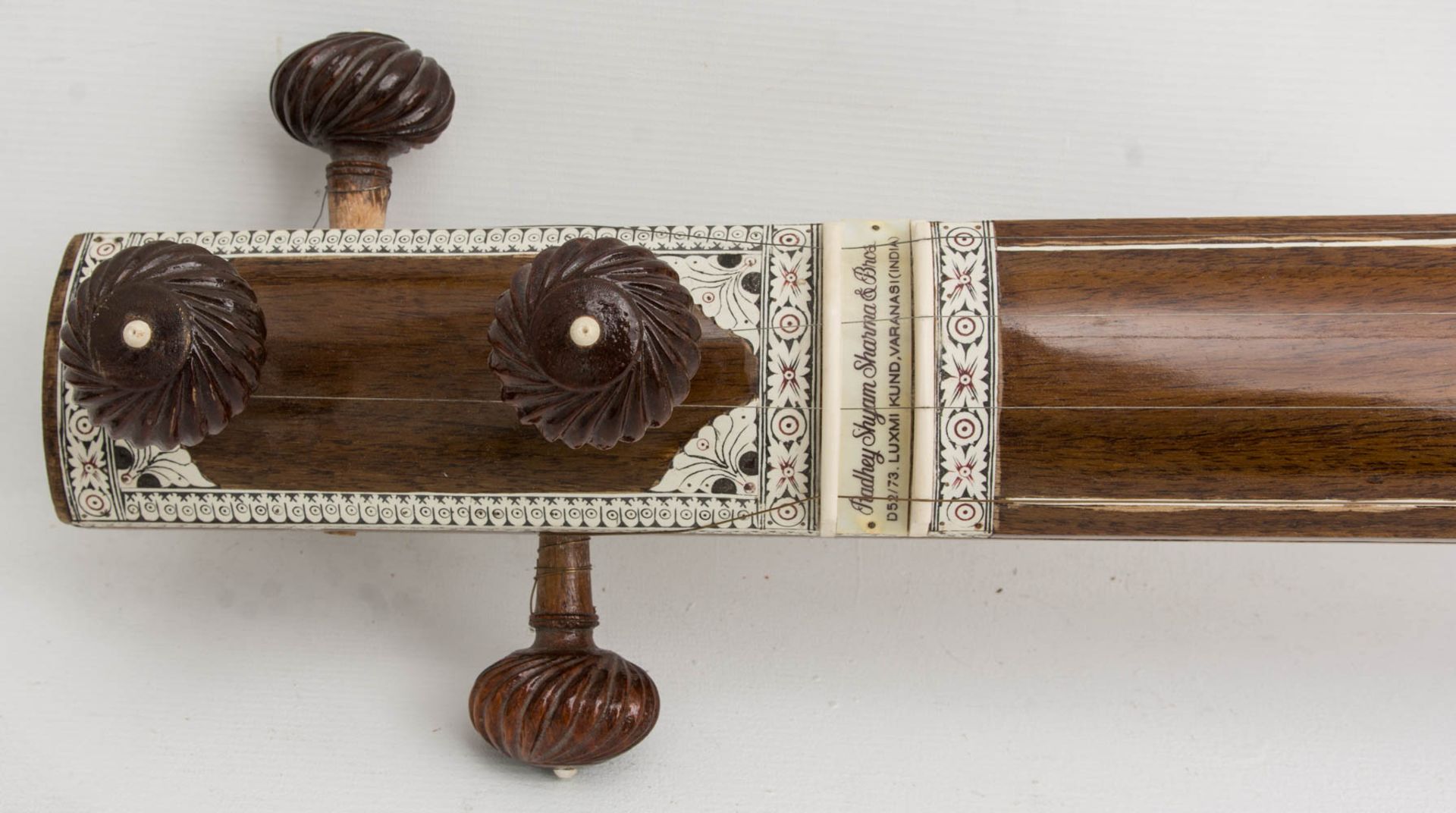 Gezupfte Langhalslaute aus Holz, indische Sitar.Indische Sitar, fein von Radhey Shyam - Bild 3 aus 8