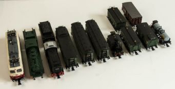 Konvolut von 4 Trix Loks, 21 Wagons, 1 Doppelstockwagen, sowie 14 Leerkartons.Teilweis