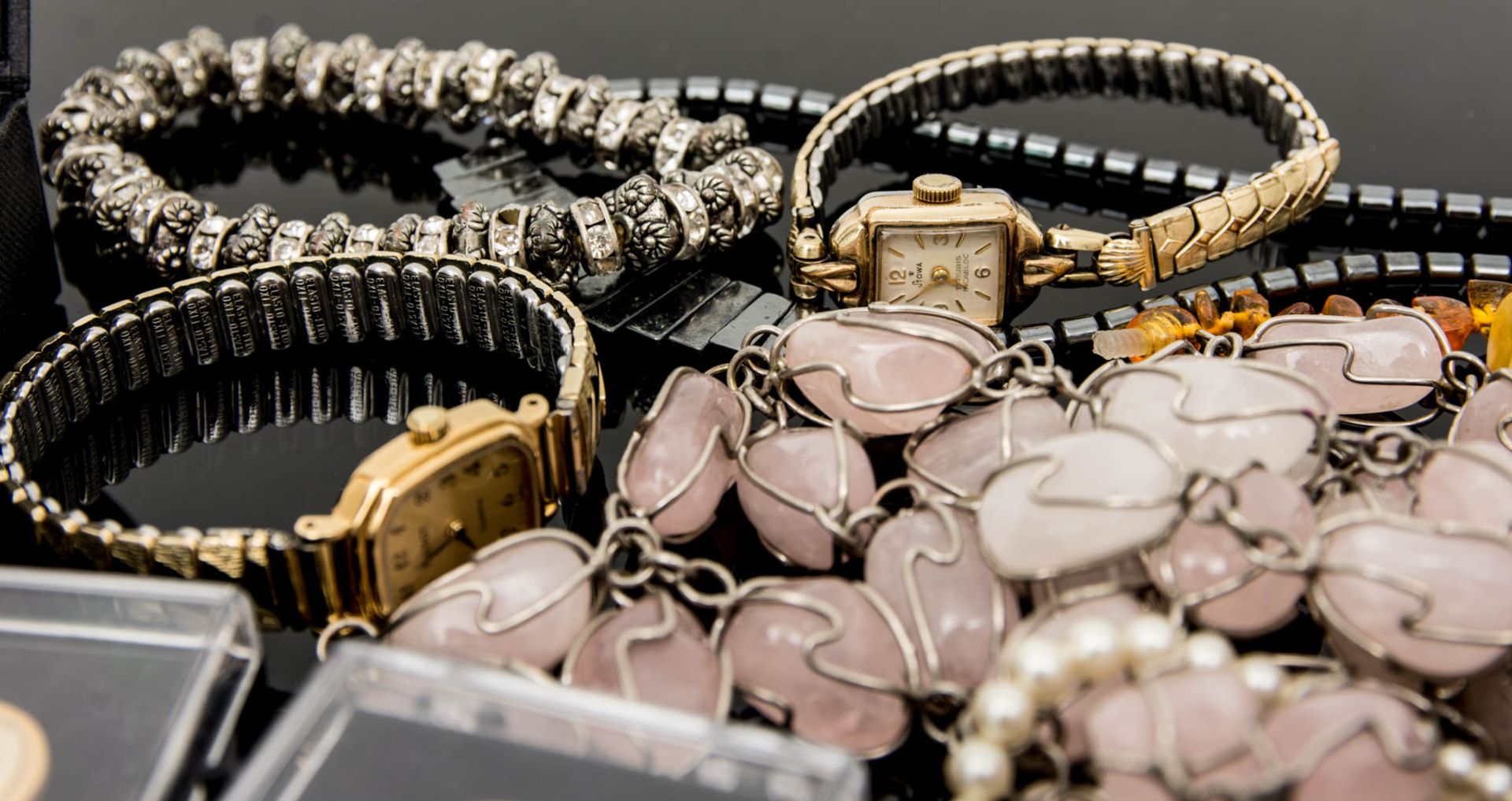 Konvolut aus Mode- und Echtschmuck.Uhren, Halsketten, Ohrringe uvm.Uhr und Brosche - Image 9 of 10