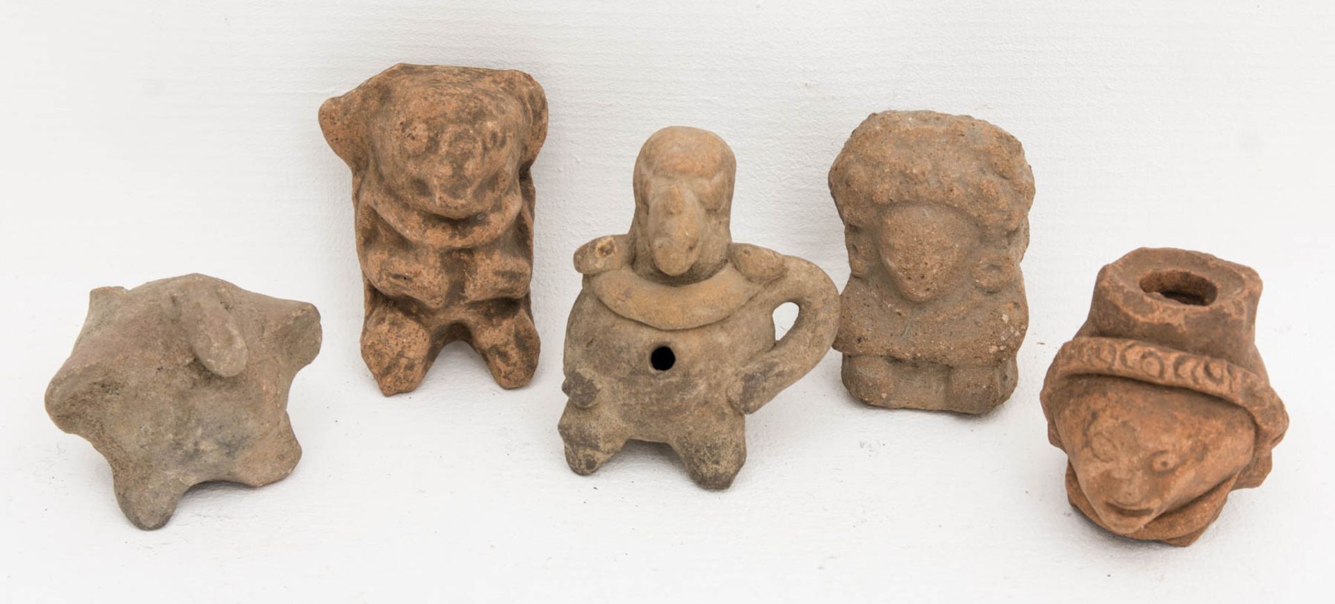 Konvolut aus 5 präkolumbianischen Fragmenten.Aus alter Sammlung.Unter anderem Ges