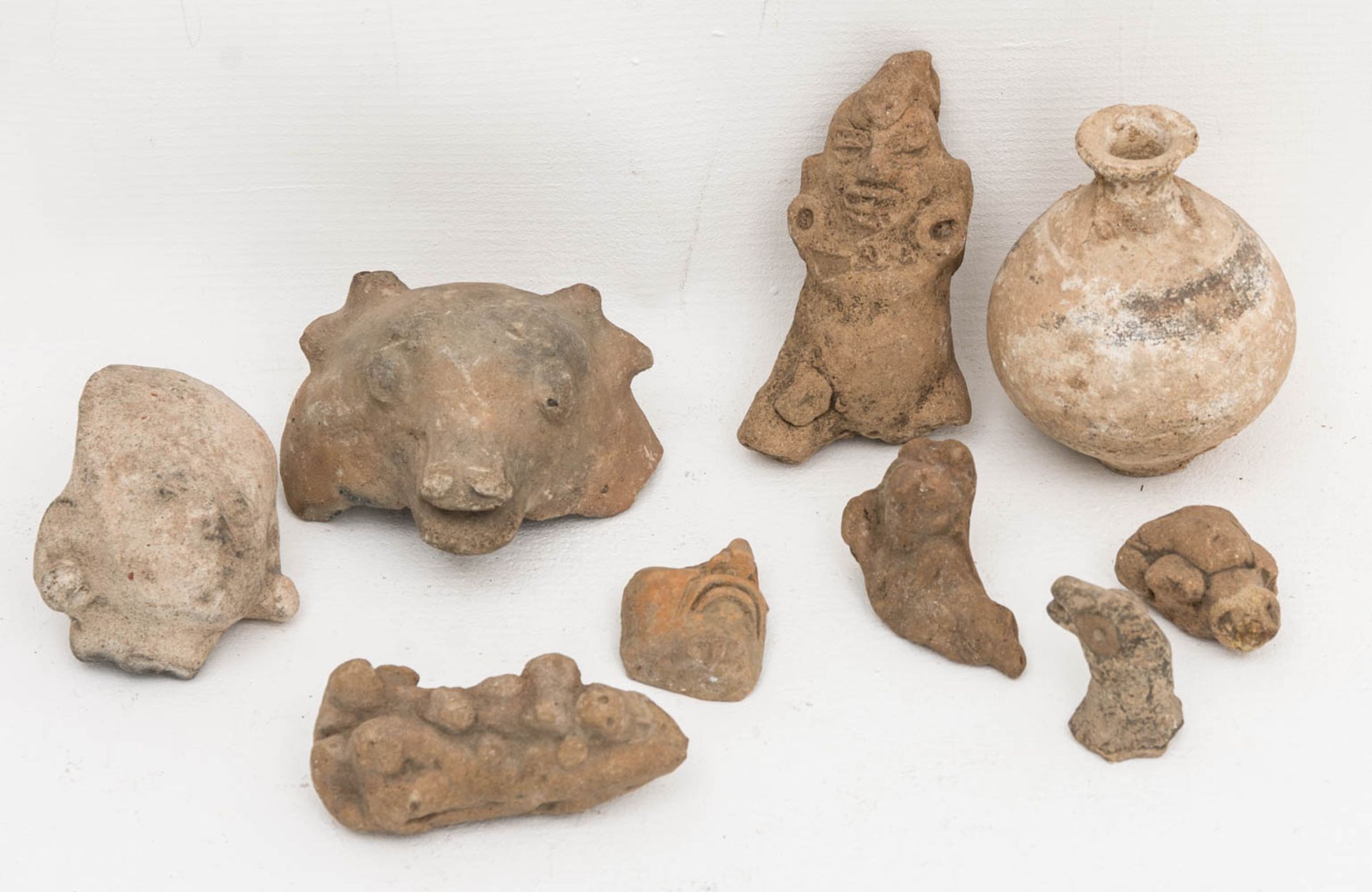Konvolut aus 9 präkolumbianischen Fragmenten.Aus alter Sammlung.Unter anderem ein