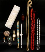 Großes Konvolut Modeschmuck, unter anderem Silber, Perlen und Koralle und Armbanduhren.<br