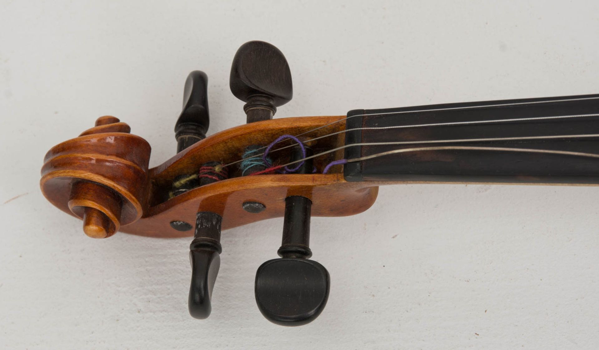 Böhmische 4/4 Geige mit Bogen.In altem Kasten vorhanden, Etikett innen beschriftet: T - Image 4 of 5