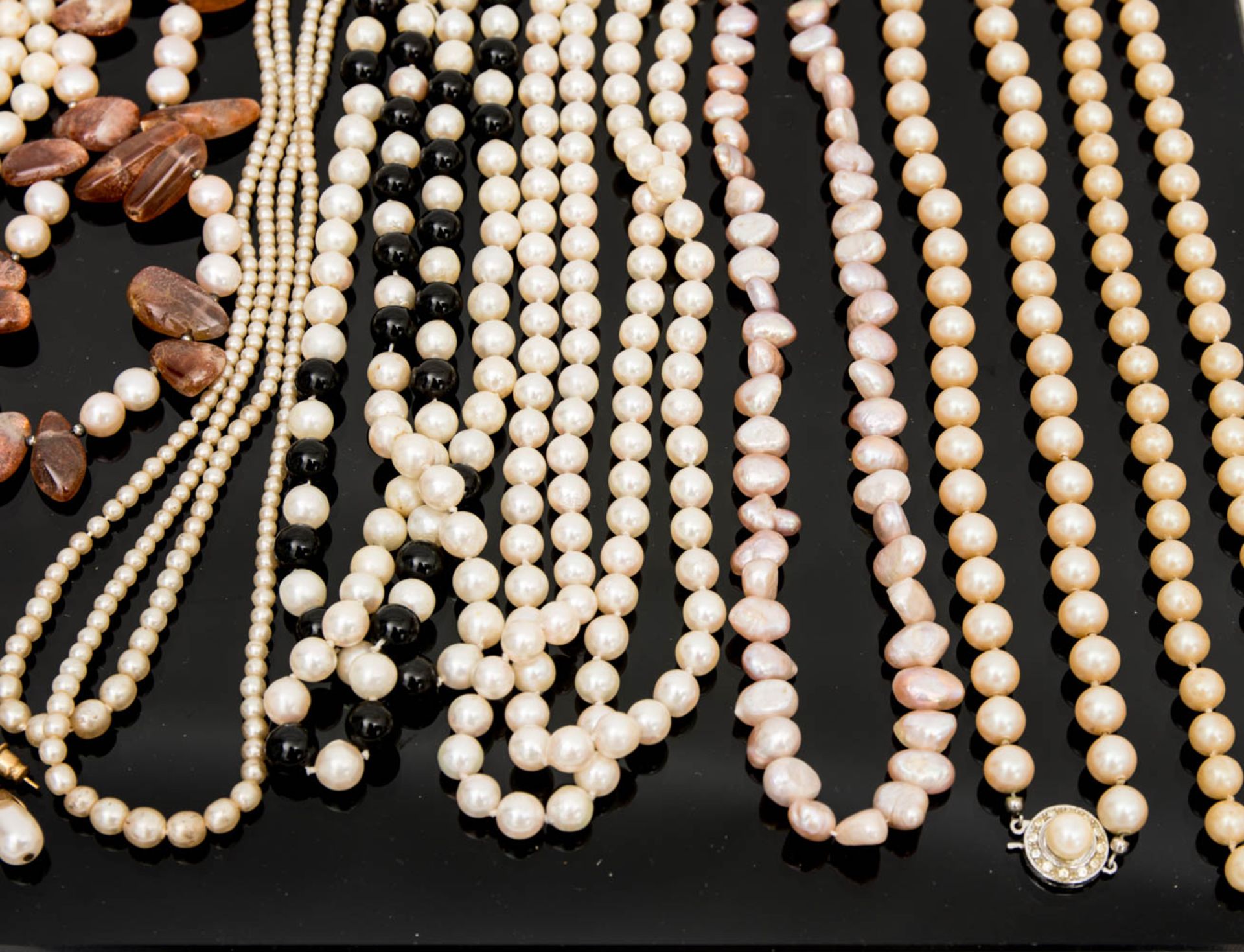 Große Konvolut von Perlenketten.Teils mit schönen Silberschließen u.a. - Bild 7 aus 8