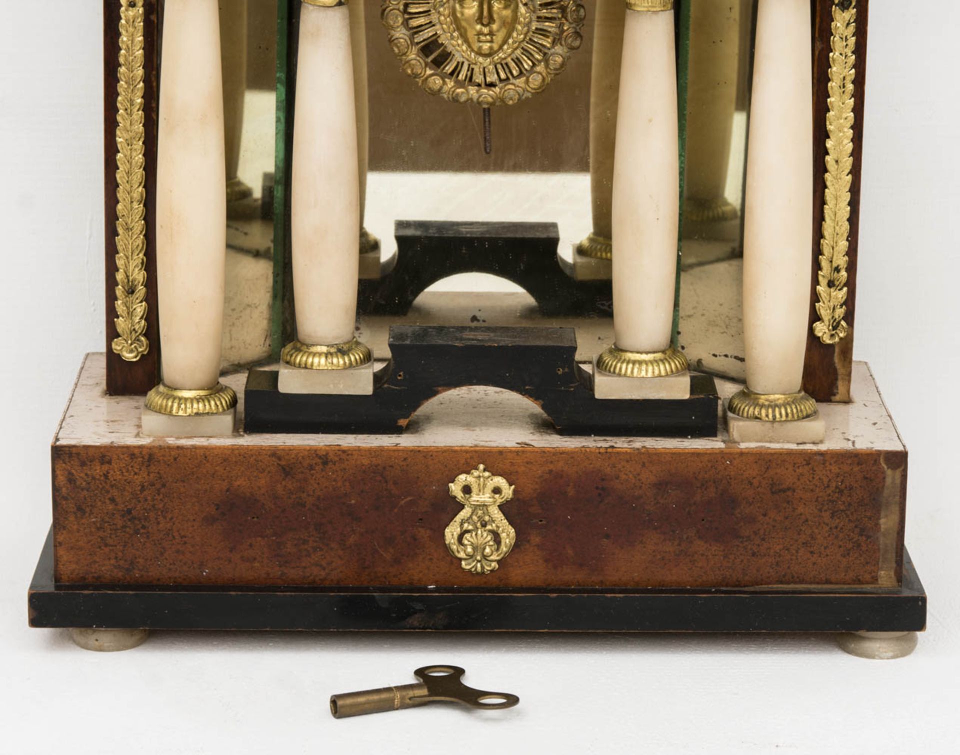 Klassizistische Kaminuhr, 19. Jh.Mit Pendel und Schlüssel, Beschläge teilweise besch - Bild 2 aus 11