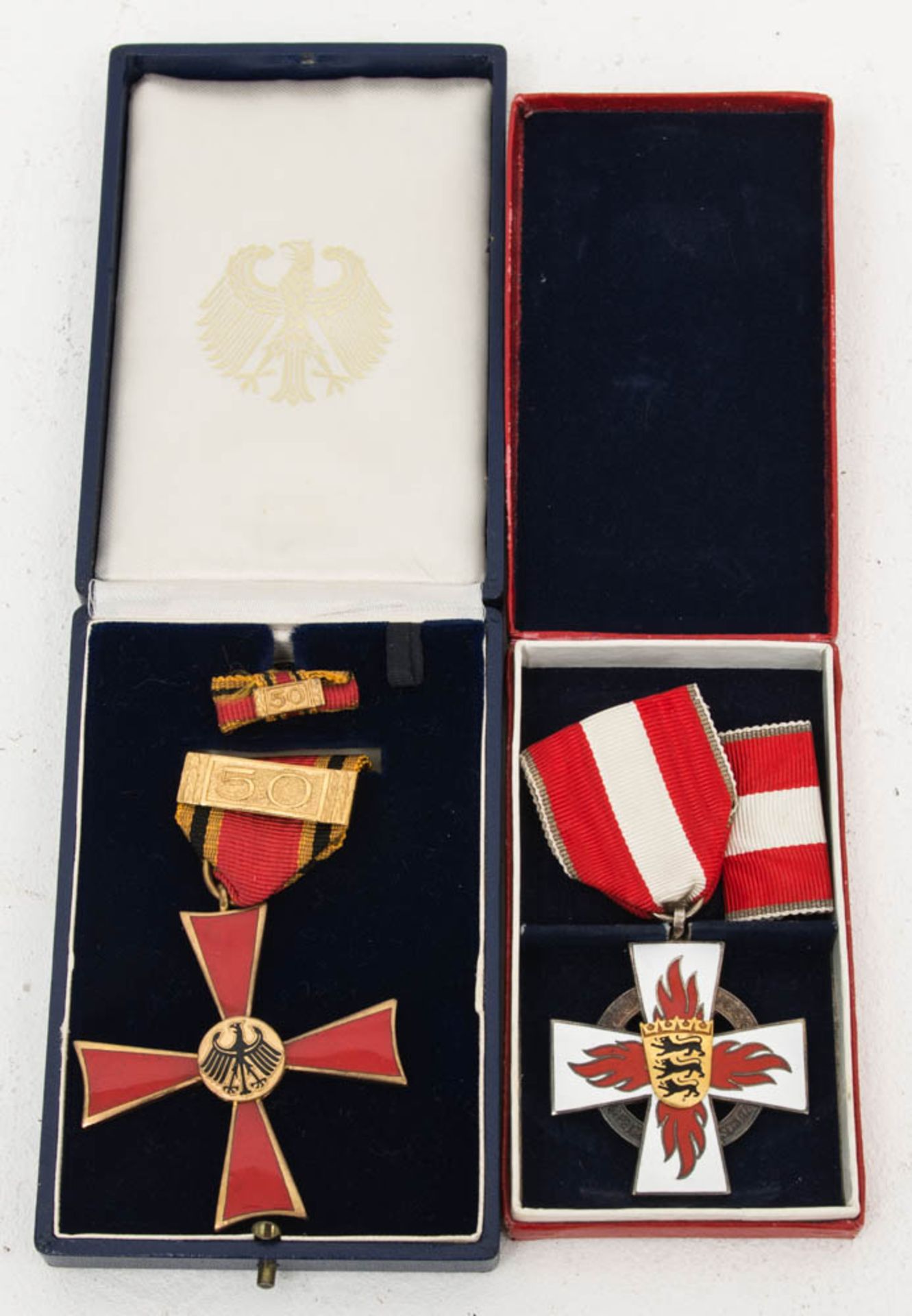 Bundesverdienstkreuz und Verdienstkreuz im Feuerschutz.Beide mit Band und original Sch