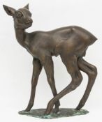 Helmut Diller, Rehkitz Skulptur, Bronze, 1958.Rehkitz, steht auf einer Bronzeplatte.<b