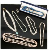 Umfangreiches Perlenkettenkonvolut.Sieben Perlenketten, teilweise mit Gold-und Silbers