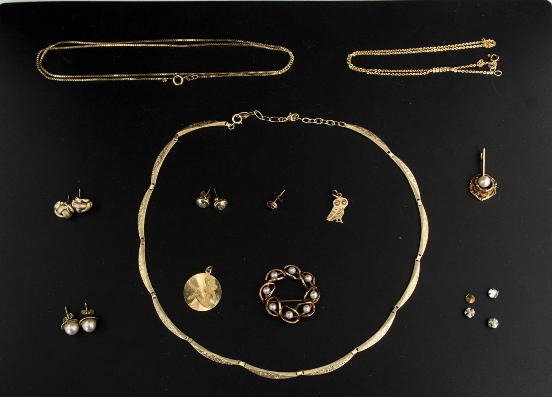 Konvolut Goldschmuck, 585er Gelbgold.Drei Ketten. drei Anhänger, eine Brosche, drei p