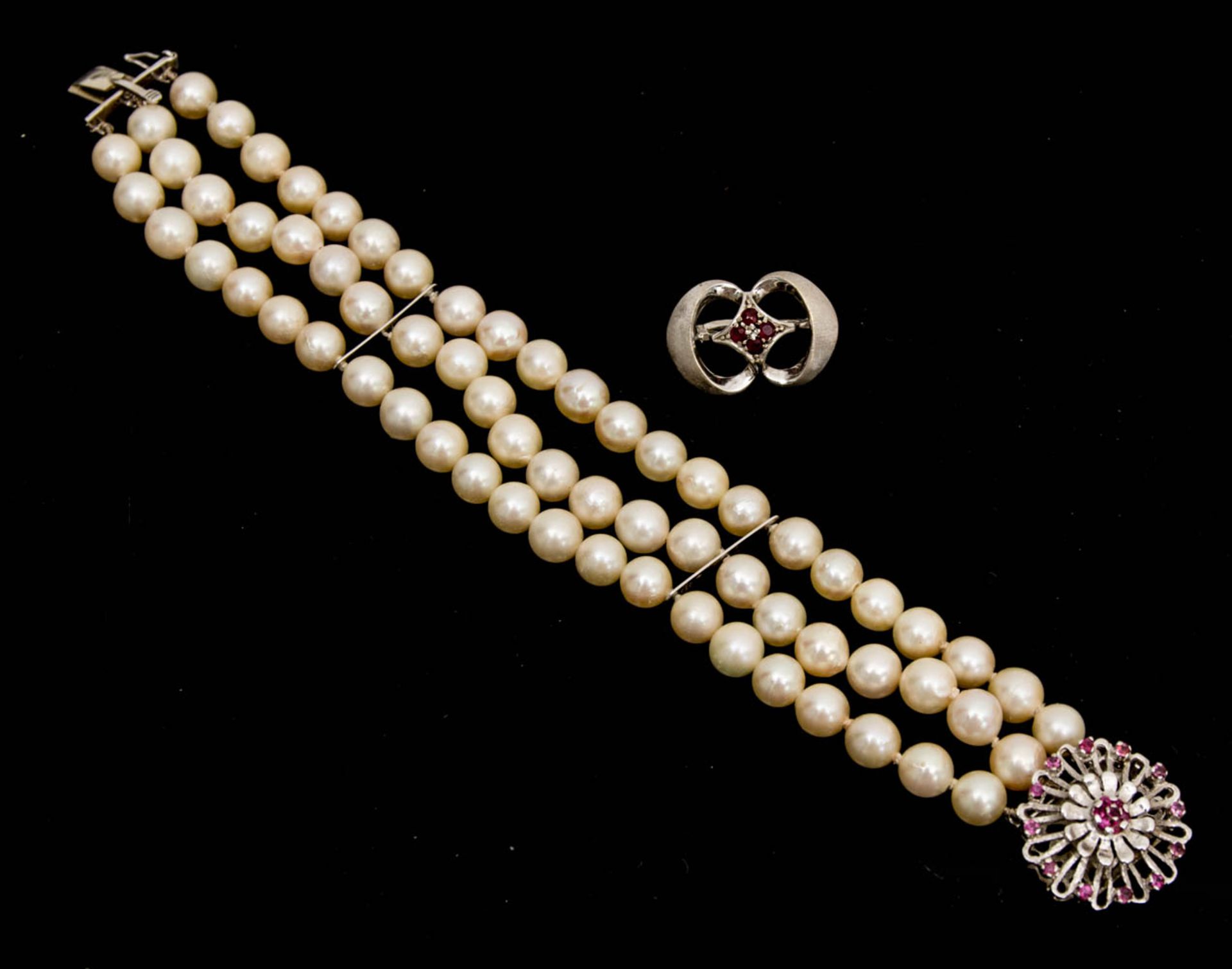 Dreireihiges Perlenarmband mit Topasbesatz und Brosche, 750er und 585er Weißgold.Armb
