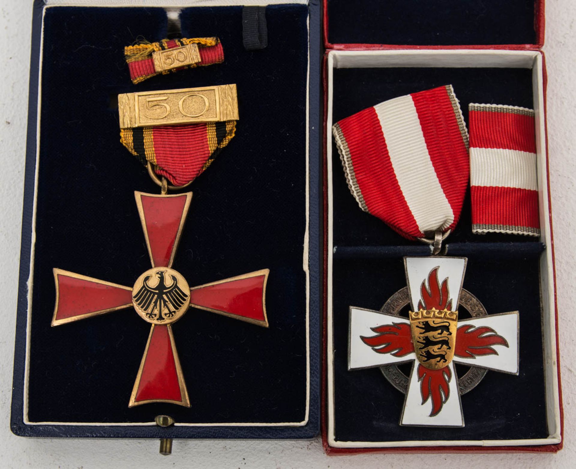 Bundesverdienstkreuz und Verdienstkreuz im Feuerschutz.Beide mit Band und original Sch - Bild 3 aus 4