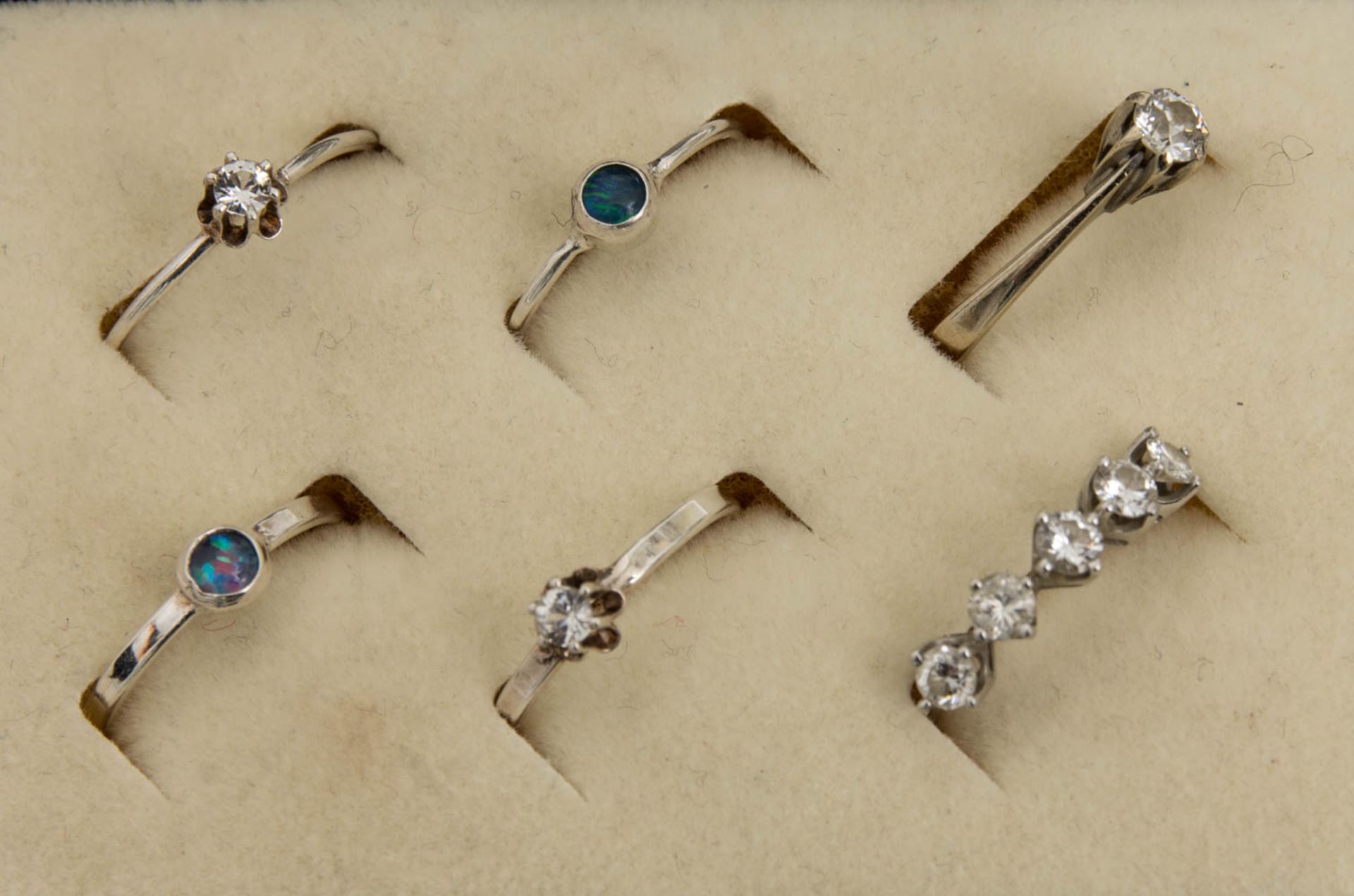 Acht Damenringe mit Perlen und Steinen, 585er Weissgold und Silber.Weissgoldring mit g - Image 2 of 7