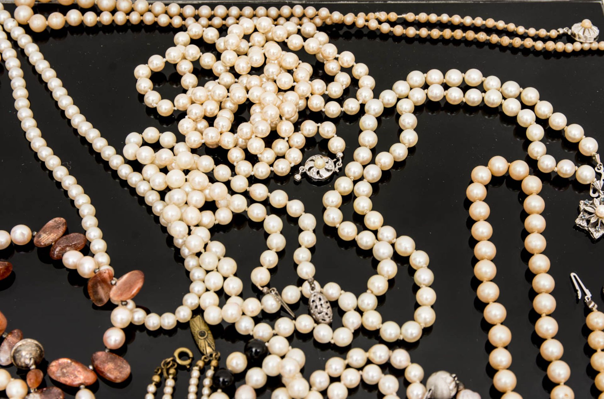 Große Konvolut von Perlenketten.Teils mit schönen Silberschließen u.a. - Bild 6 aus 8
