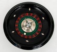 Hölzernes Roulette-Rad Tischspiel mit Kugel.Schwarz mit Metallverzierungen.Abrieb